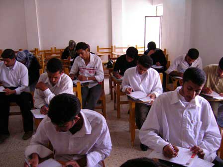 طلبة جامعة أهل البيت(عليهم السلام) يؤدون الامتحانات النهائية للعام الدراسي 2005 _ 2006.  