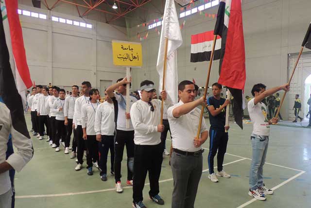 رئيس جامعة ميسان يقدم درع المشاركة في البطولة لرئيس وفد الجامعة