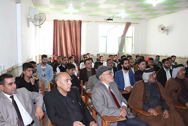 طلبة قسم الصحافة في محاضرة عن اساليب الاتصال في الحضارة الاسلامية