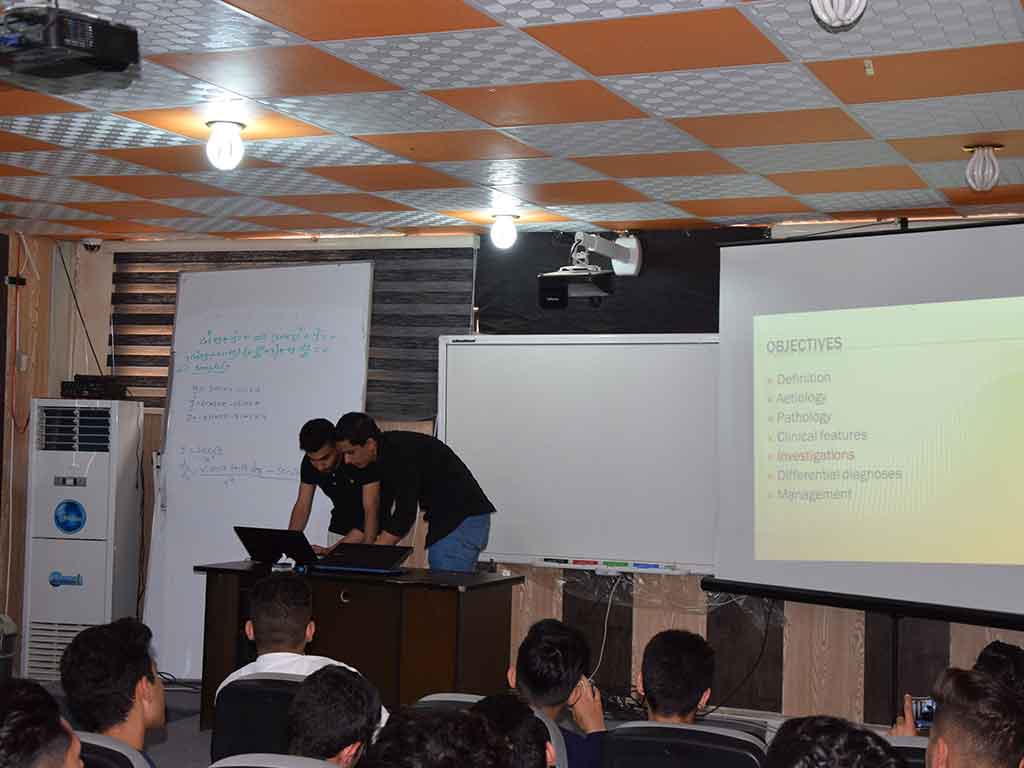 طلبة كلية الصيدلة في جامعة اهل البيت عليهم السلام يشاركون في عرض السمنارات في محاضرة علمية 