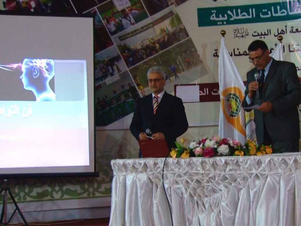 الدكتور أمير جلوخان في محاضرة عن مهارات التواصل في قسم الصحافة