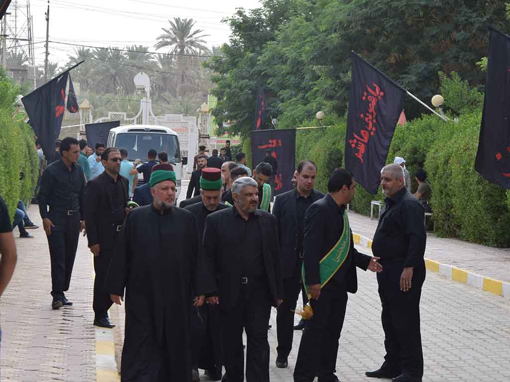 راية الامام الحسين عليه السلام ترتفع على مبنى جامعة اهل البيت عليهم السلام 