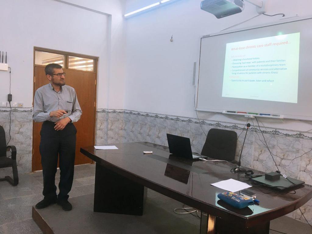 كلية التقنيات الطبية والصحيه تقيم حلقة نقاشية عن طريقة العناية من المرض المزمن