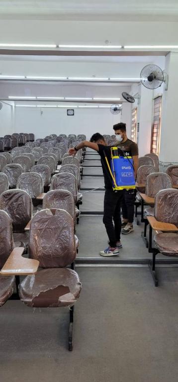 تعفير وتعقيم القاعات الامتحانية في كلية طب الاسنان