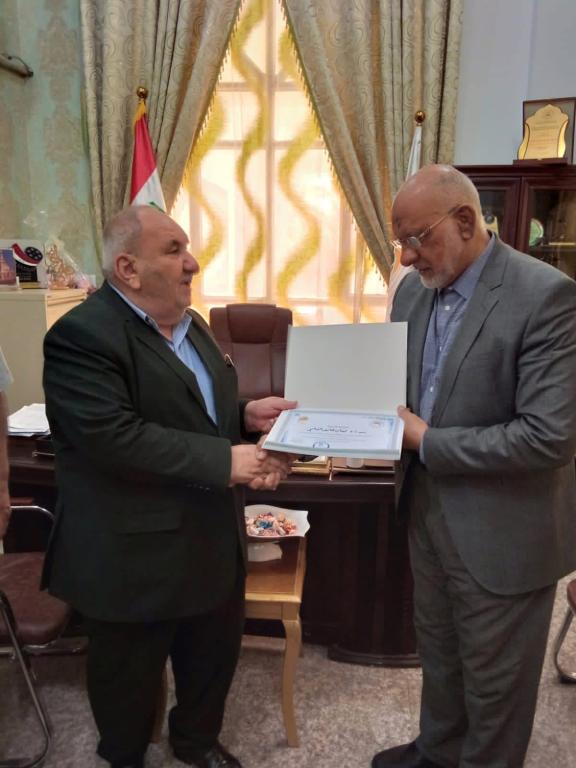 اللجنة التحضيرية للاسبوع العلمي والثقافي تمنح رئيس جامعة اهل البيت شهادة شكر وتقدير