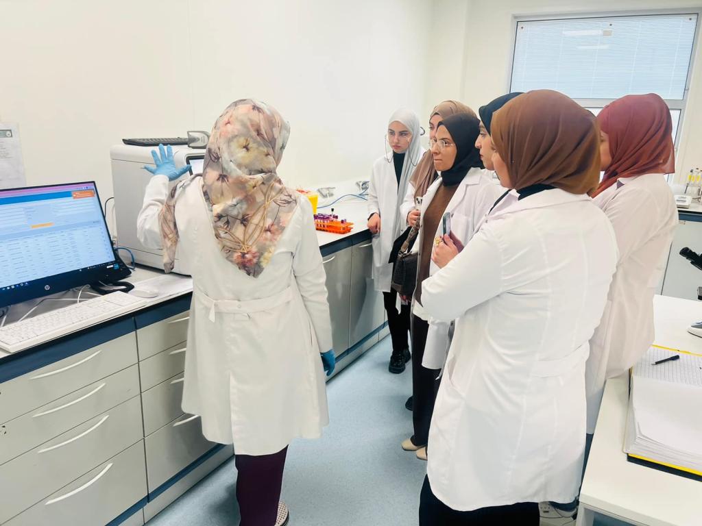 زيارة علمية لطلبة كلية الصيدلة/ المرحلة الاولى  الى مؤسسة وارث الدولية لعلاج الاورام